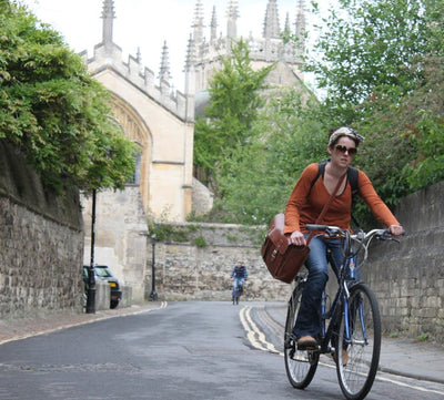 自動車を止め、自転車を中心とした都市計画を行い、より多くの女性にとって自転車が現実的な選択肢となるようにする。