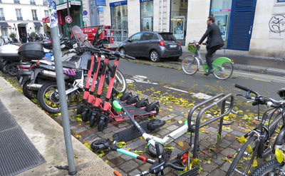 電子スクーター、自転車、アーバンモビリティ：パリの街角からの教訓
